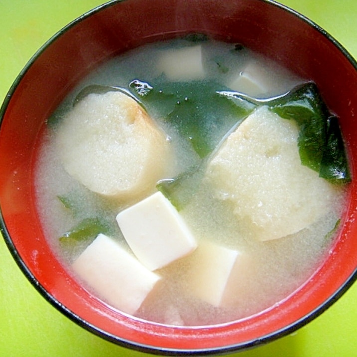 豆腐とわかめ麩のお味噌汁